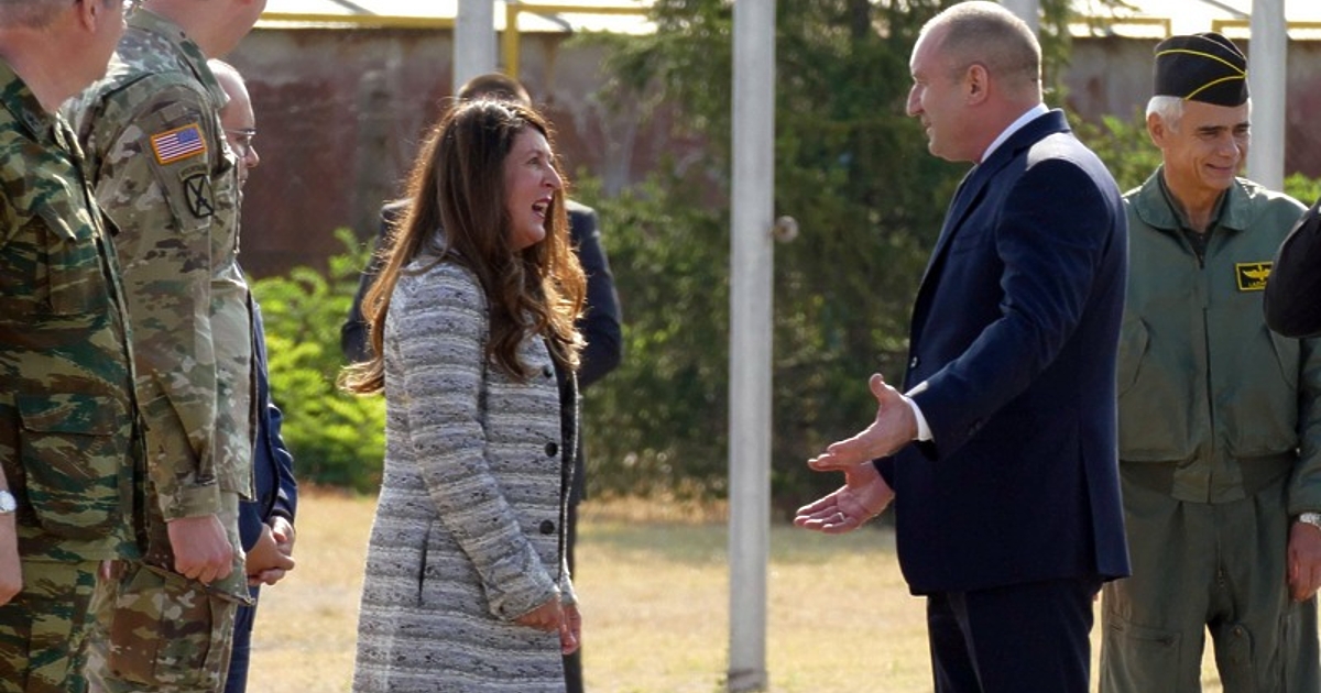 Президентът Румен Радев ще връчи утре на посланичката на САЩ