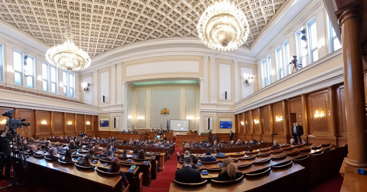 ГЕРБ води с 2 процента преднина пред коалицията ПП-ДБ.Шест политически