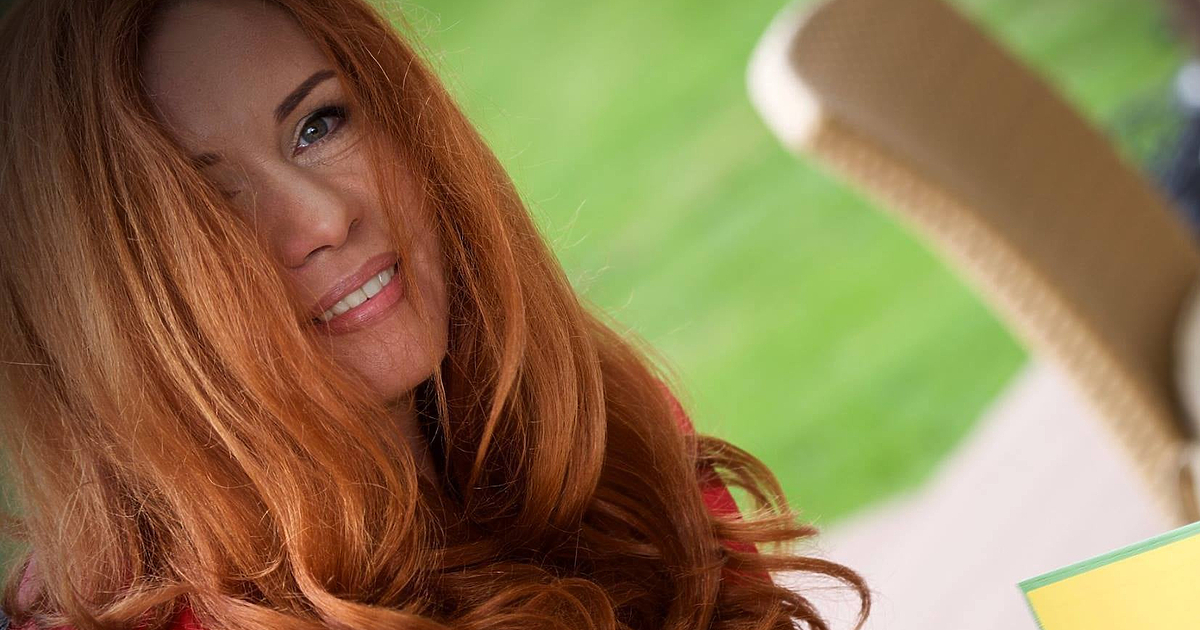 Анна Гин е журналистка и писателка, живее в украинския град Харкив.