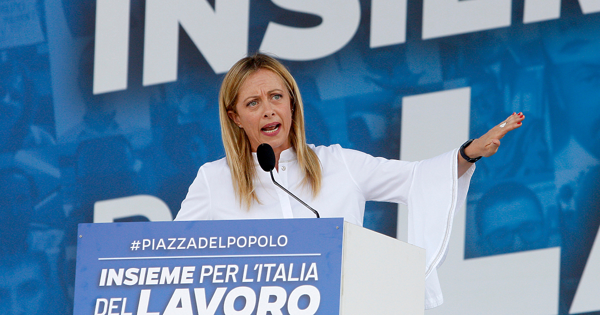 Най-малко 45 мигранти са загинали, след като претоварената им дървена