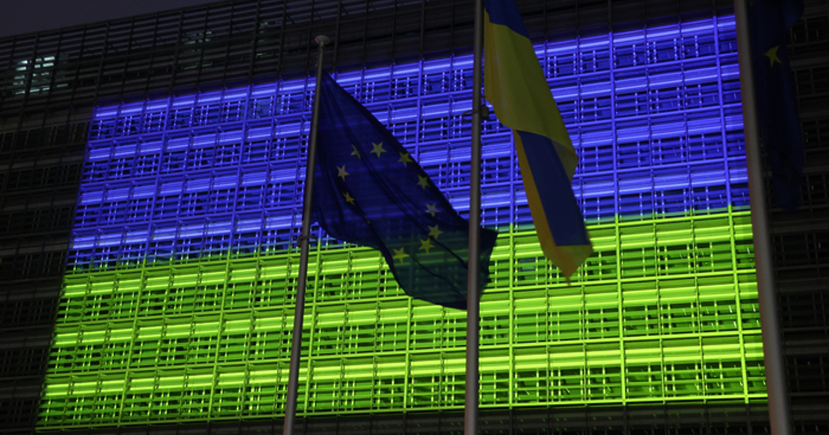 Сградите на евроинституциите в Брюксел светнаха тази вечер в синьо