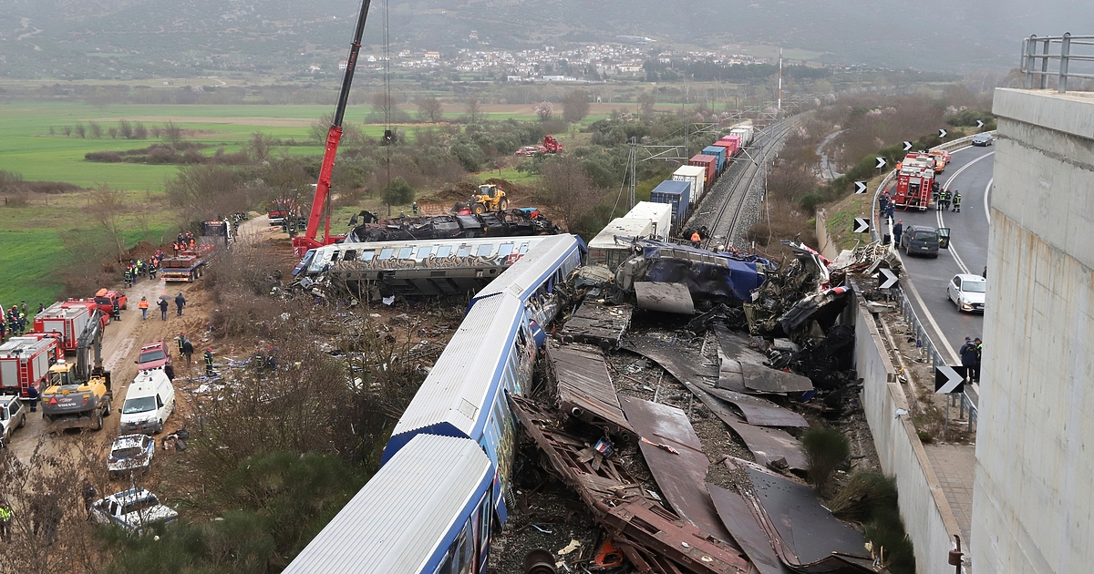 32-ма души загинаха при влакова катастрофа в Гърция, при която