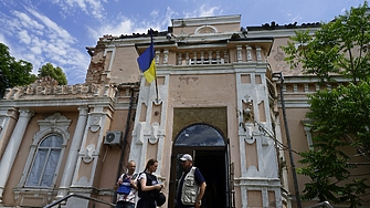 Анна Гин е журналистка и писателка живее в украинския град Харкив