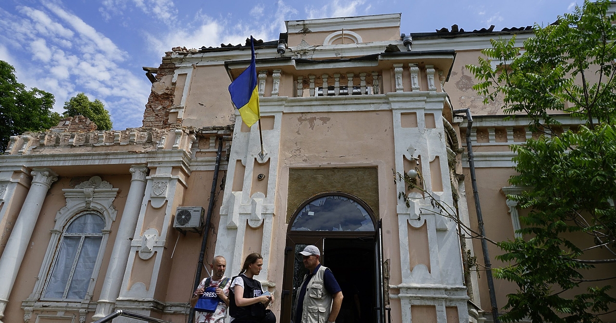 Анна Гин е журналистка и писателка, живее в украинския град Харкив.