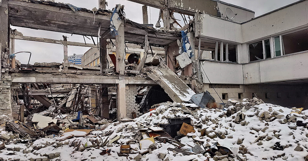 Анна Гин е журналистка и писателка, живее в украинския град Харкив.