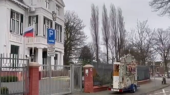 Пространството пред посолствата на Русия на различни точки по света