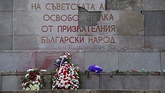 Част от Паметника на Съветската армия в София е счупена