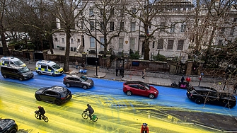 Активисти изляха стотици литри жълта и синя боя върху пътя