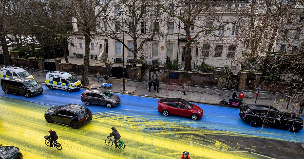 Активисти изляха стотици литри жълта и синя боя върху пътя