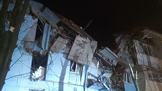 Поне трима души загинаха след като Русия атакува пететажен жилищен блок