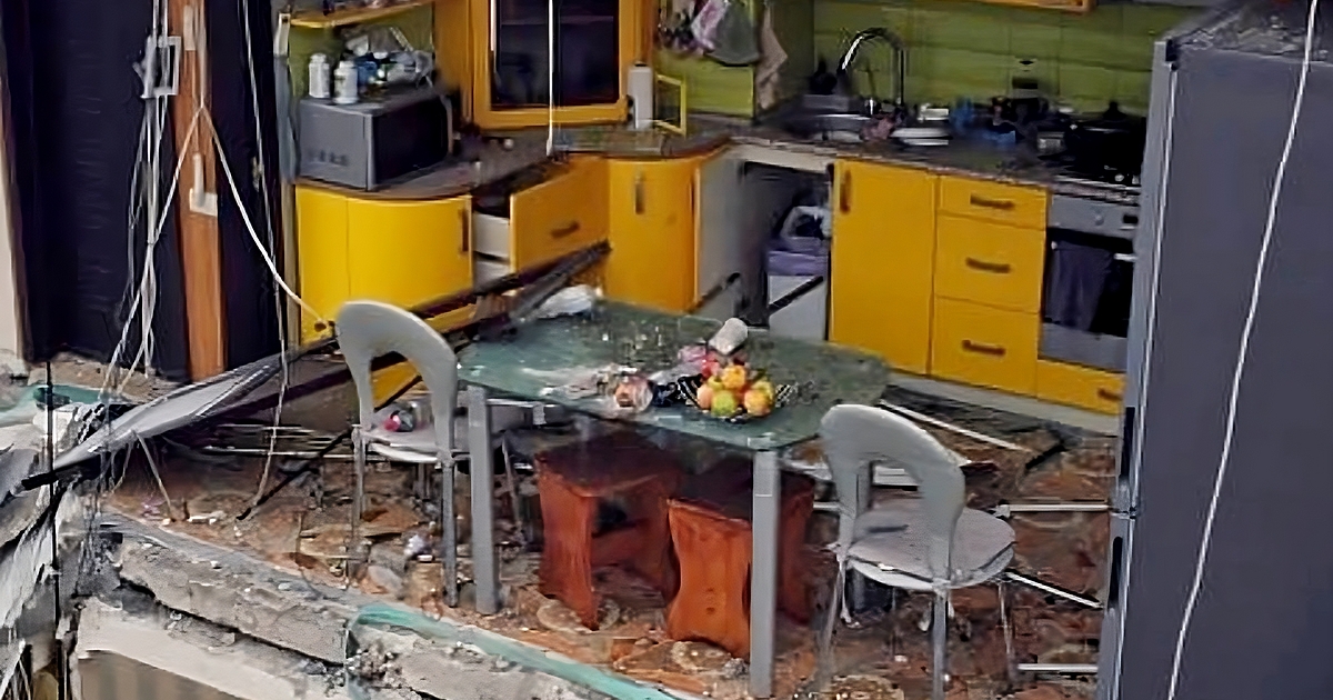 Анна Гин е журналистка и писателка, живее в украинския град Харкив.