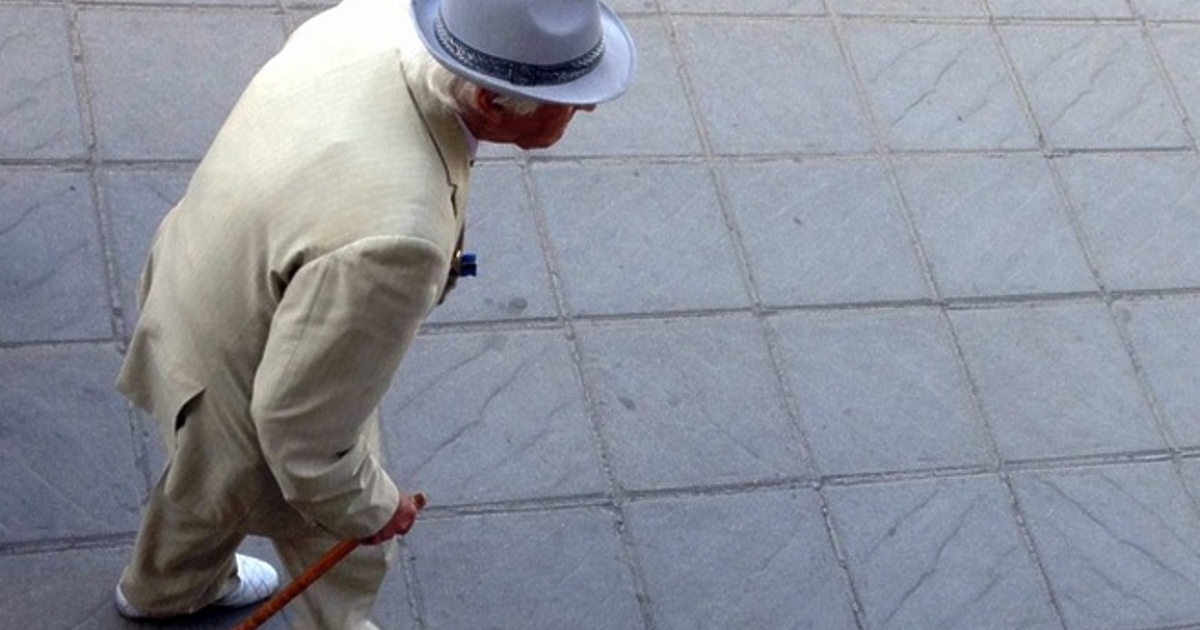 92-годишен без книжка и с нерегистрирана кола е спрян и санкциониран