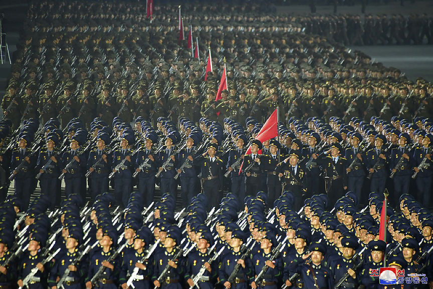 Пхенян се похвали с 800 000 студенти и работници - станали войници