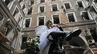 Анна Гин е журналистка и писателка живее в украинския град Харкив