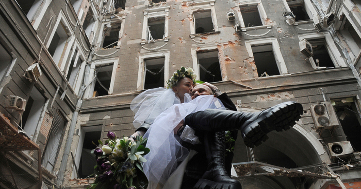 Анна Гин е журналистка и писателка, живее в украинския град Харкив.