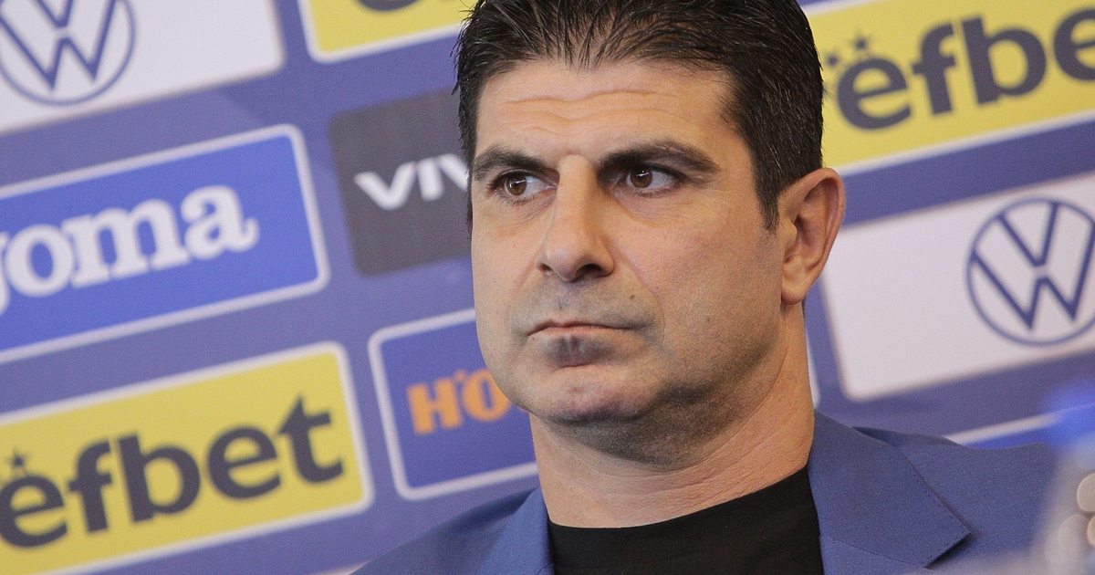 Стоим си на едно място и вървим назад. Дълги години