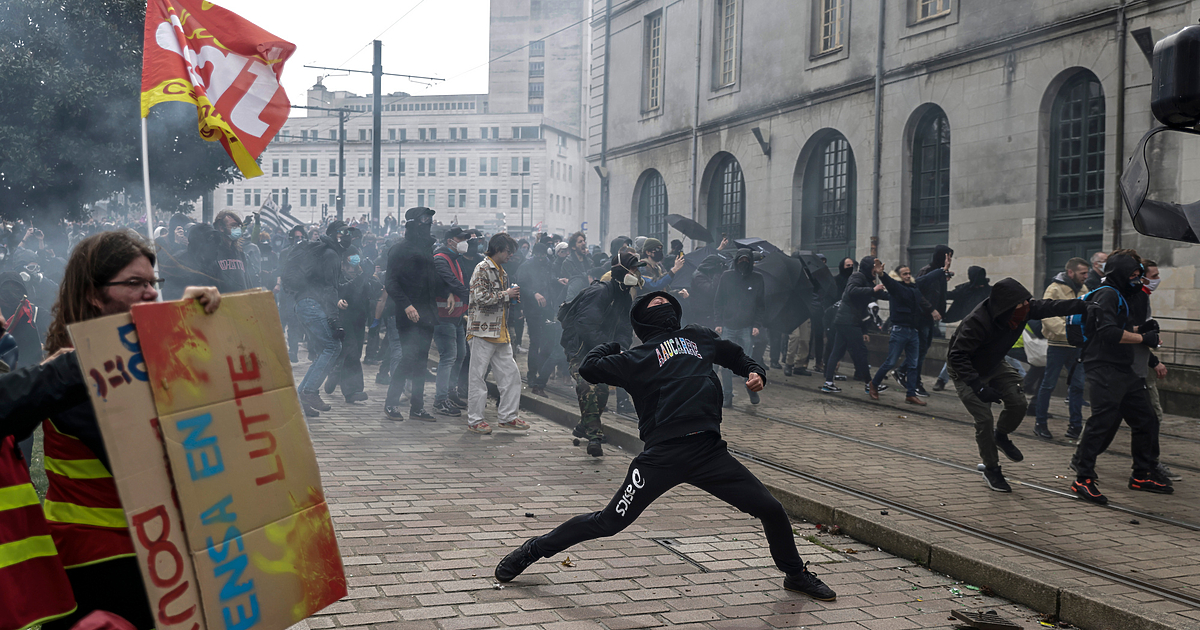 Стачките и протестите срещу пенсионната реформа във Франция достигнаха нови