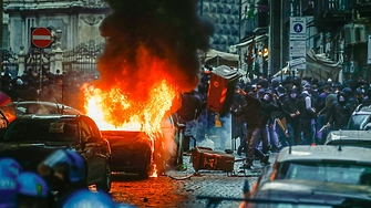 Масови сблъсъци между футболни хулигани избухнаха по улиците на Неапол