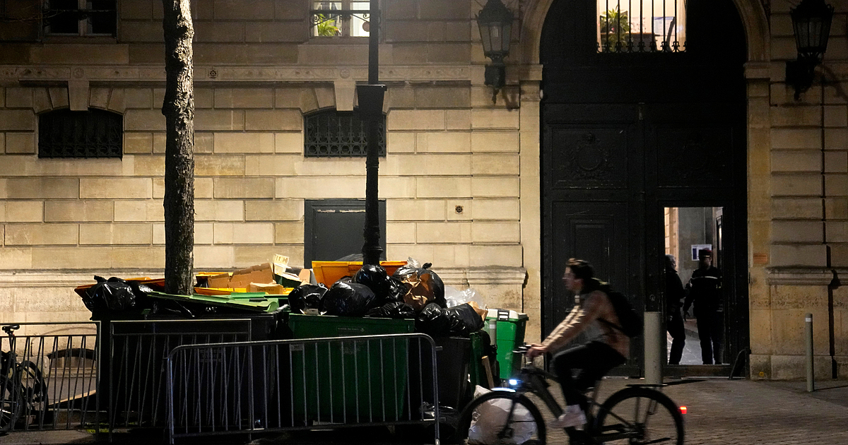 Растящите планини от боклук по улиците на Париж сега се