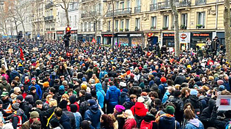 В интернет се разпространява снимка от протест във Франция за
