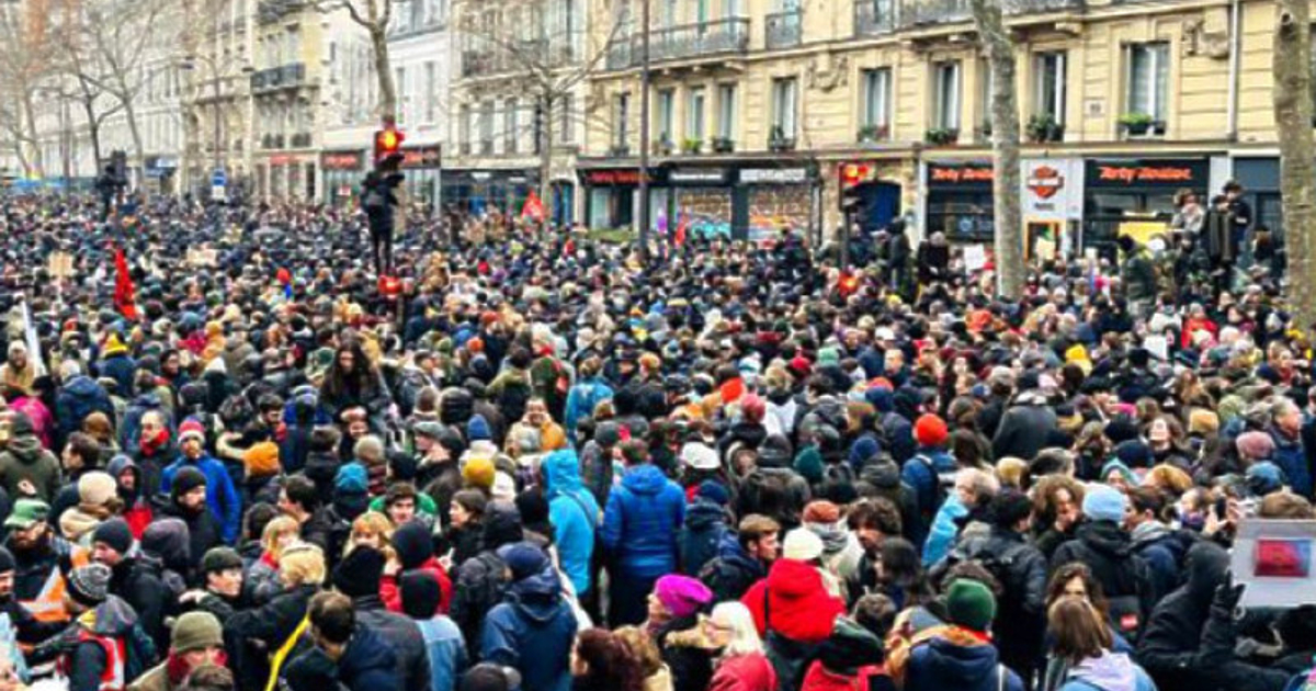 В интернет се разпространява снимка от протест във Франция, за