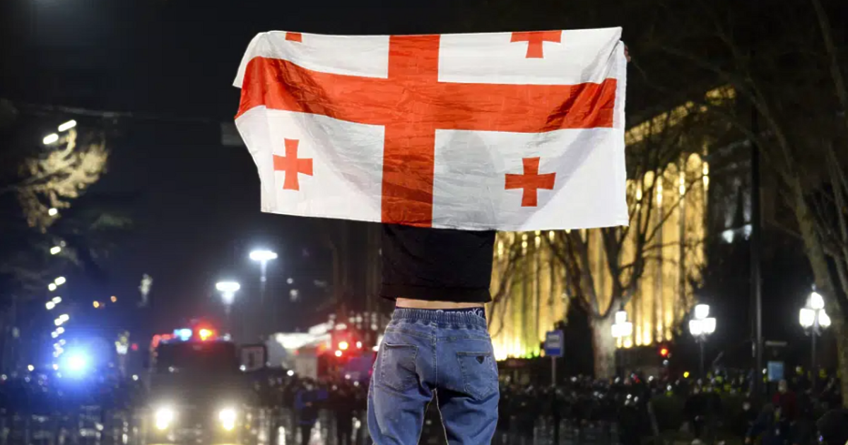 След втора вечер на бурни протести пред сградата на парламента