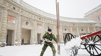 Десетки полети бяха отменени във Великобритания а някои училища трябваше