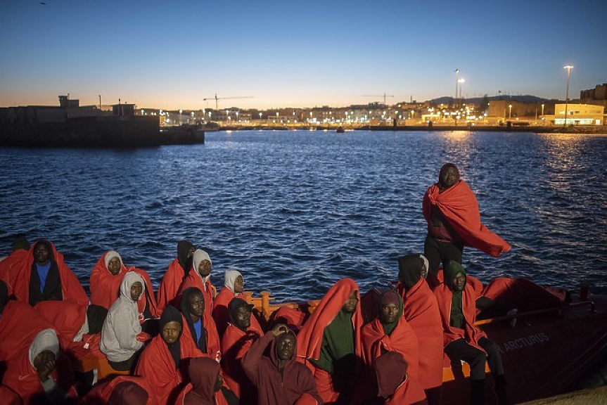 Най-малко 25 мигранти загинаха при потъване на лодката им край Тунис