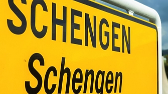 С членството в Шенген и в еврозоната което може да