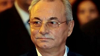 Почетният председател на ДПС Ахмед Доган гласува на изборите за