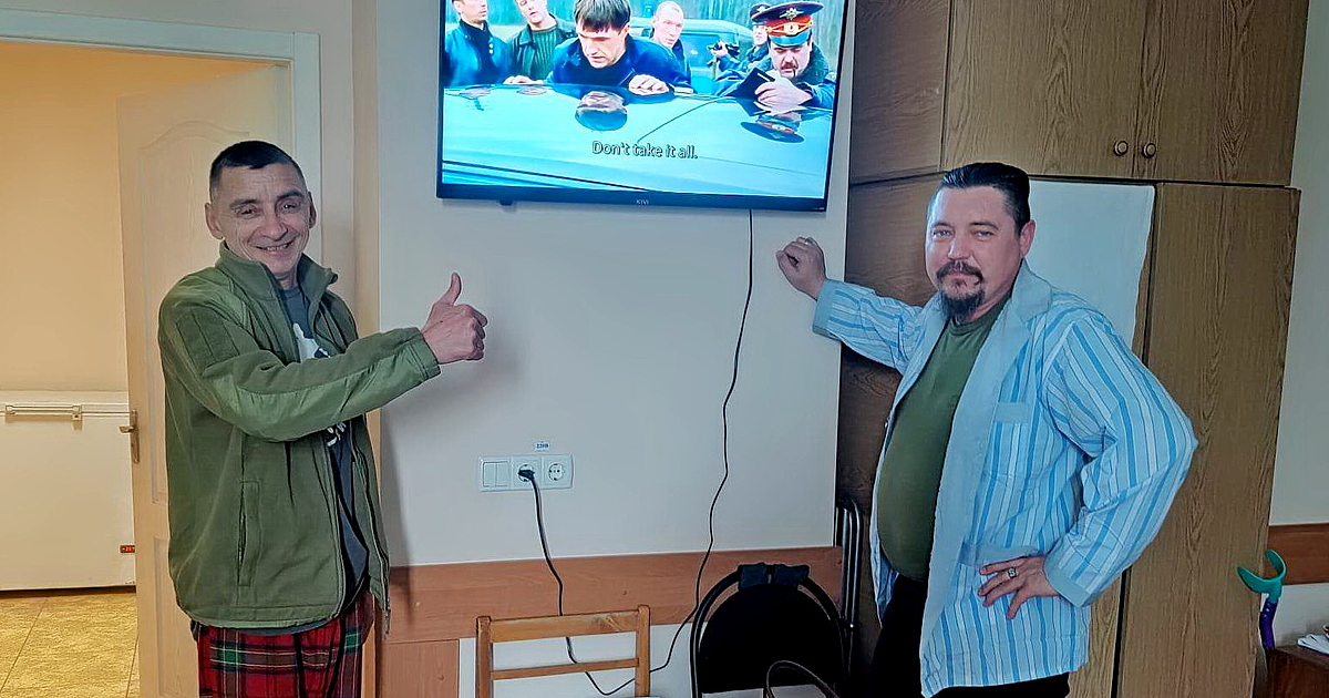 Анна Гин е журналистка и писателка, живее в украинския град Харкив.