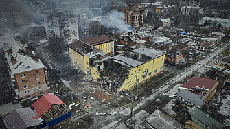 Продължава руският обстрел на селища и инфраструктура в Източна Украйна