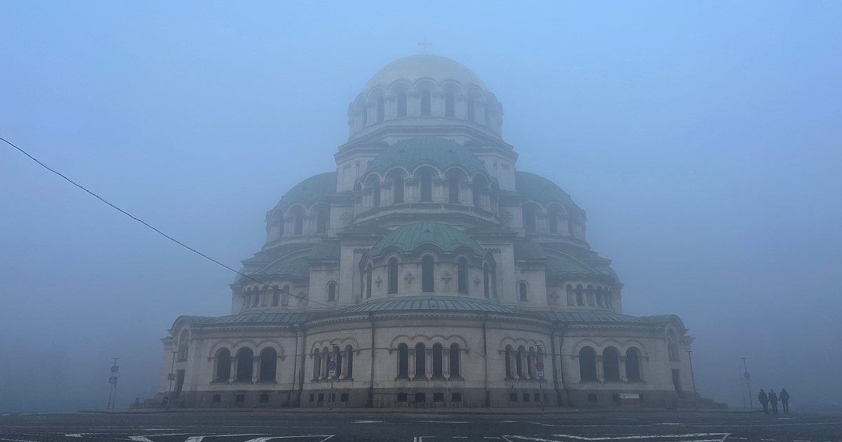 През нощта облачността от запад ще продължи да намалява, над