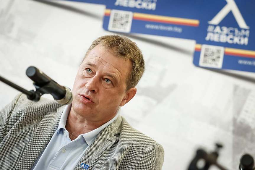 “Левски” отстрани шеф и директор, фенове на клуба напуснаха Общото събрание