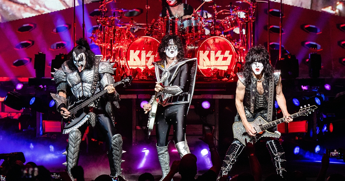 И днес в поредицата си 100 въпроса за тоталитарната държава