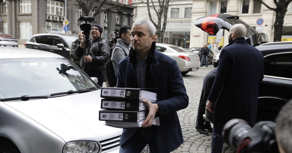 Инициативният комитет, подкрепен от партия “Възраждане, внесе в парламента 590