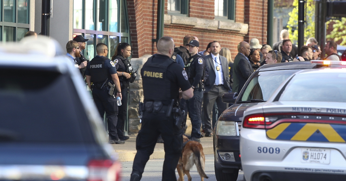 Петима души са загинали и шестима са пострадали след стрелба