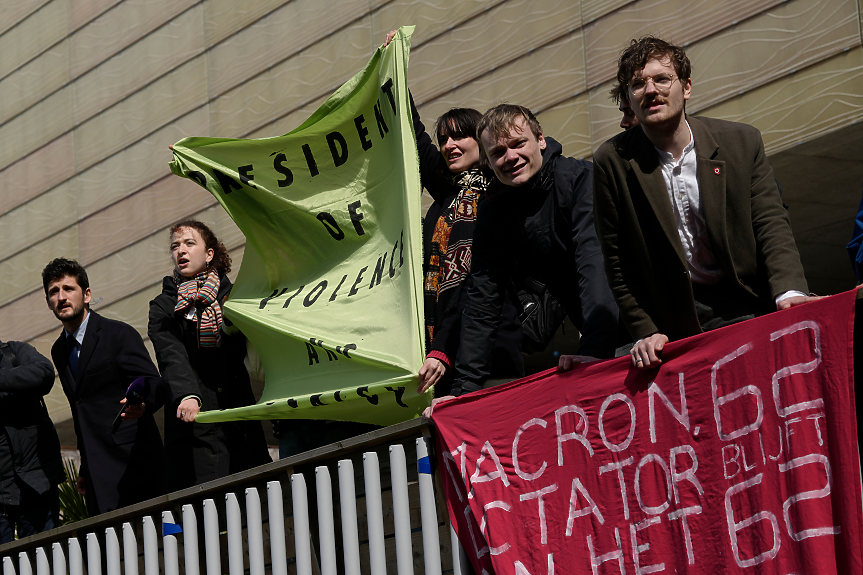 Протестиращи посрещат Макрон и в Нидерландия