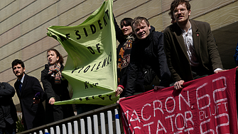 Протестиращи посрещат Макрон и в Нидерландия