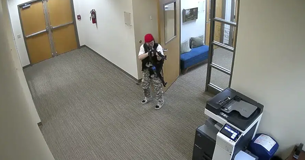 Най-малко три деца и трима възрастни бяха убити при стрелба