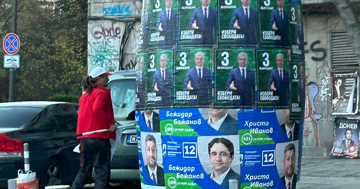 В последния ден от предизборната кампания Възраждане реши да налепи