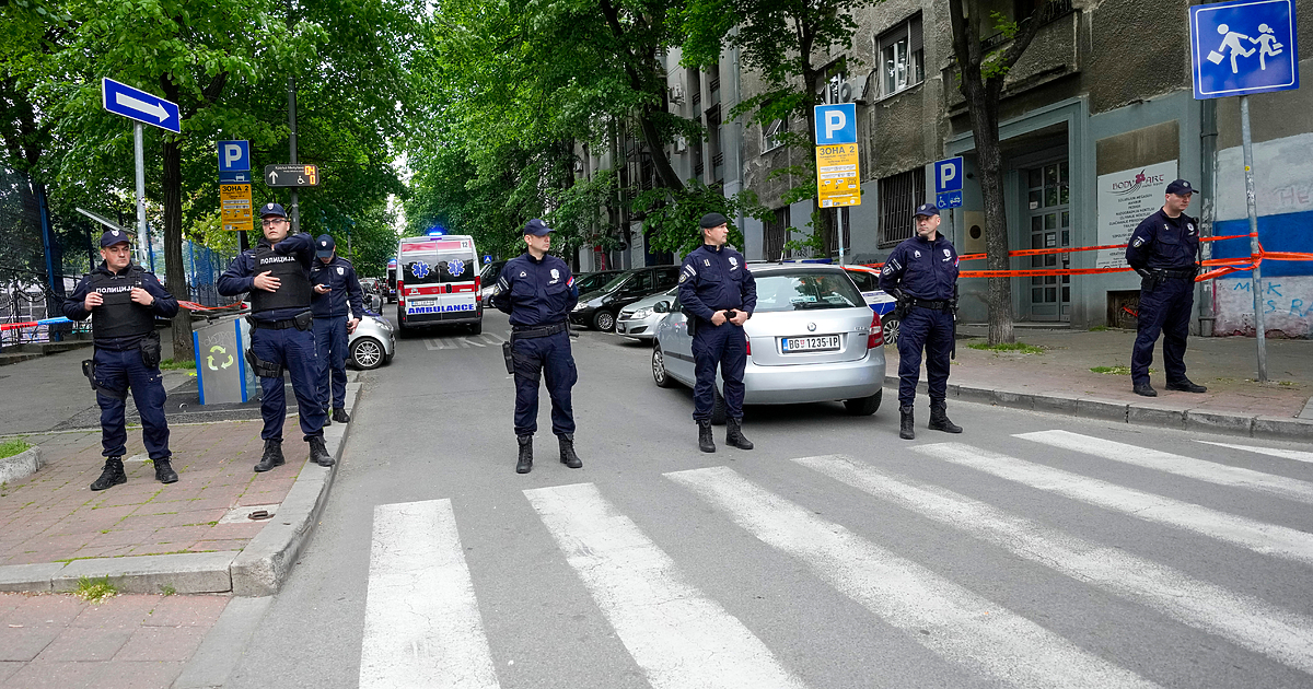 Най-малко осем ученици и един охранител бяха убити днес след стрелба