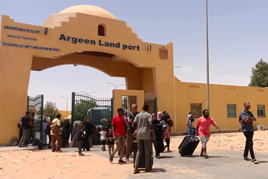 Судан затъва в гражданска война, докато светът бяга от нея