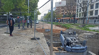 След забележителна каскада лек автомобил се е обърнал по таван