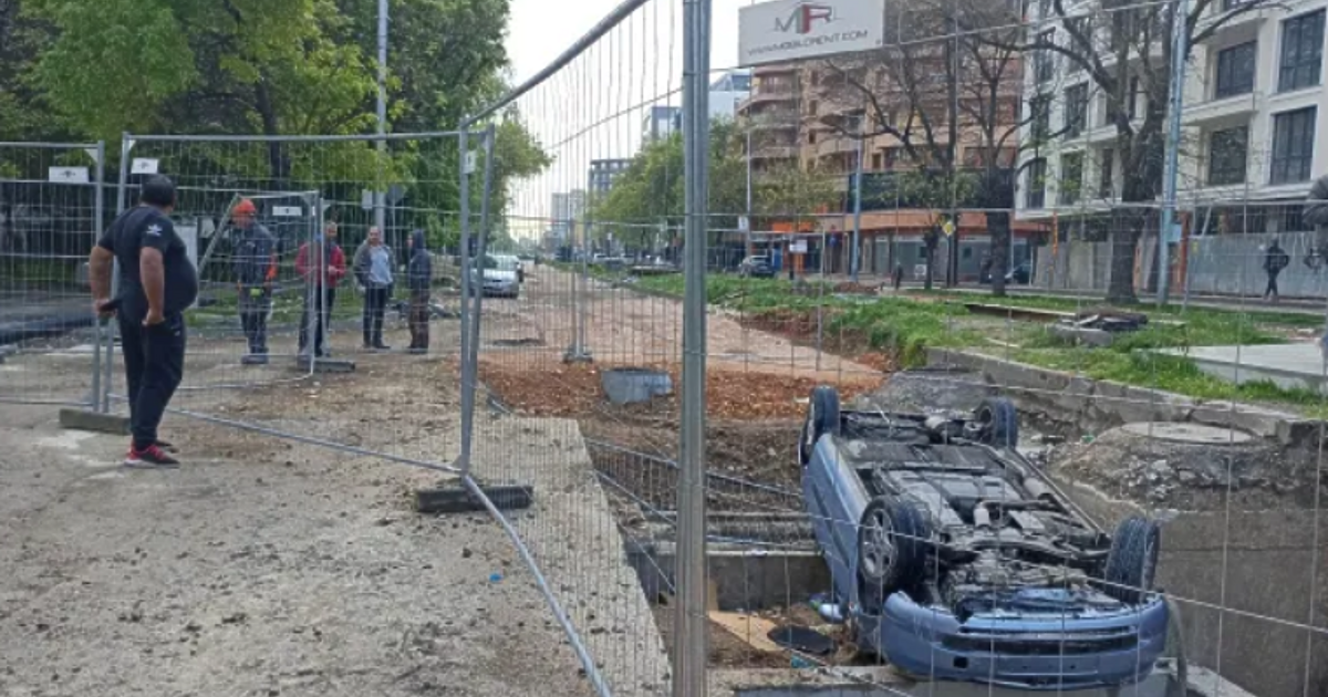 След забележителна каскада лек автомобил се е обърнал по таван