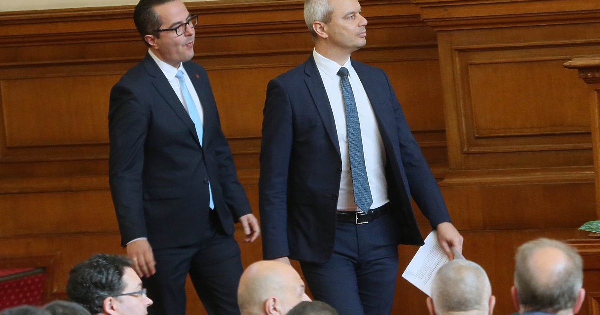 Доносническа България ли? Лидерът на Възраждане Костадин Костадинов притежава университетски дипломи, включително