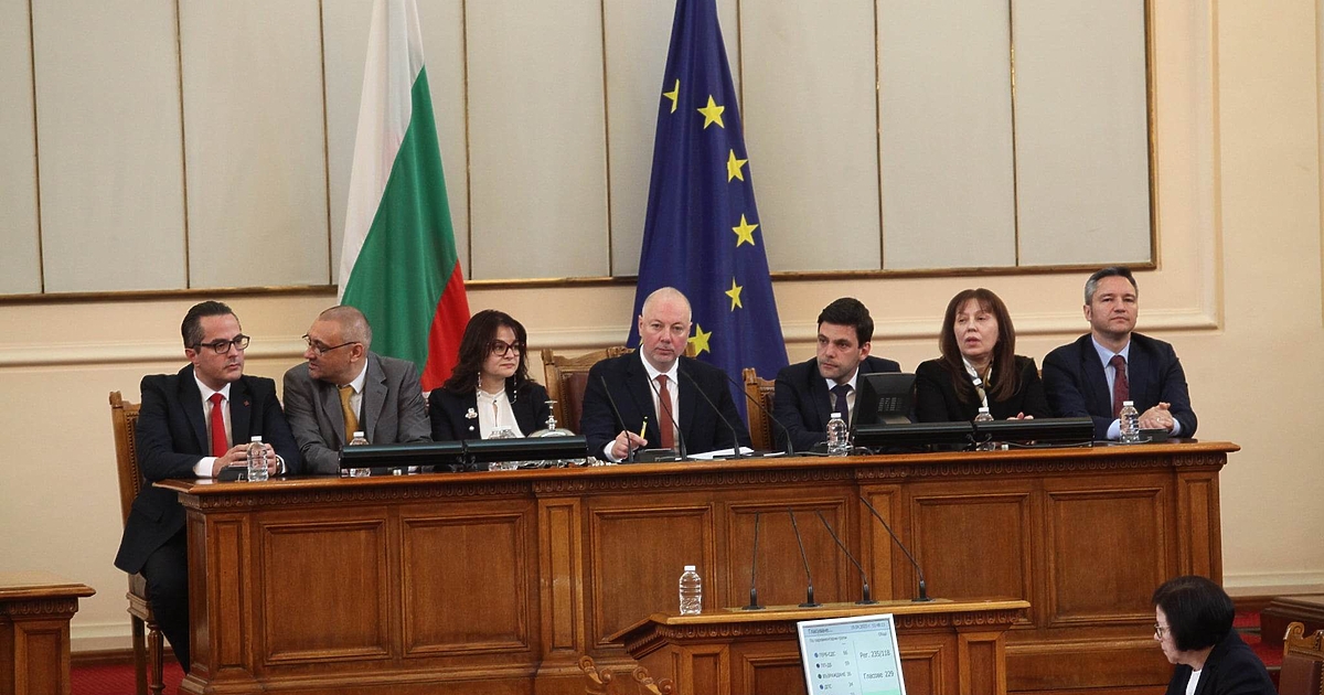 Българският парламент си избра председател след най-дългото си заседание. Политическата