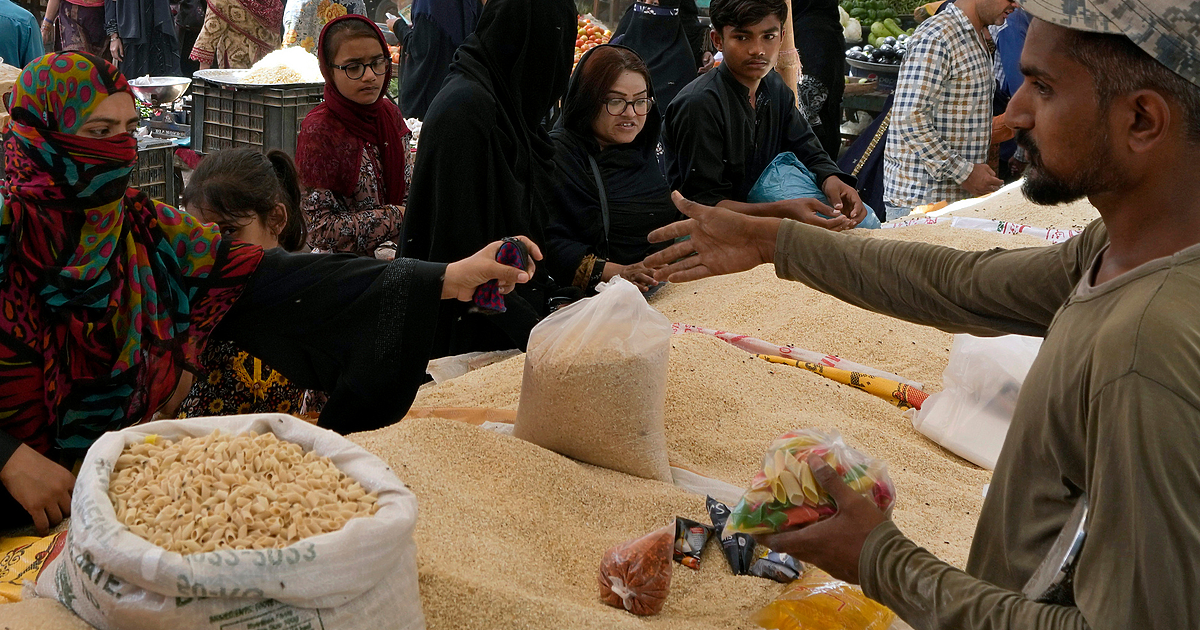 Постове във фейсбук и публикации в различни сайтове, споделяни и