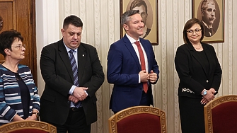 Лидерката на БСП Корнелия Нинова използва консултациите при президента преди връчването