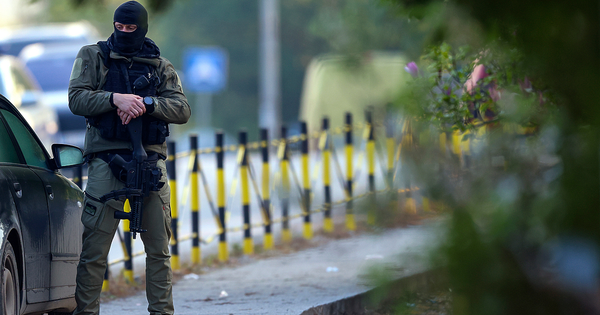 Осем души са убити и най-малко 13 са ранени при